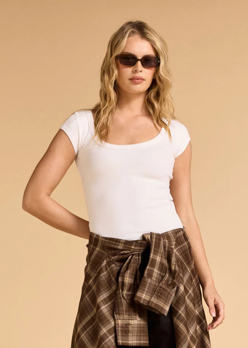 MONA SCOOP NECK TOP