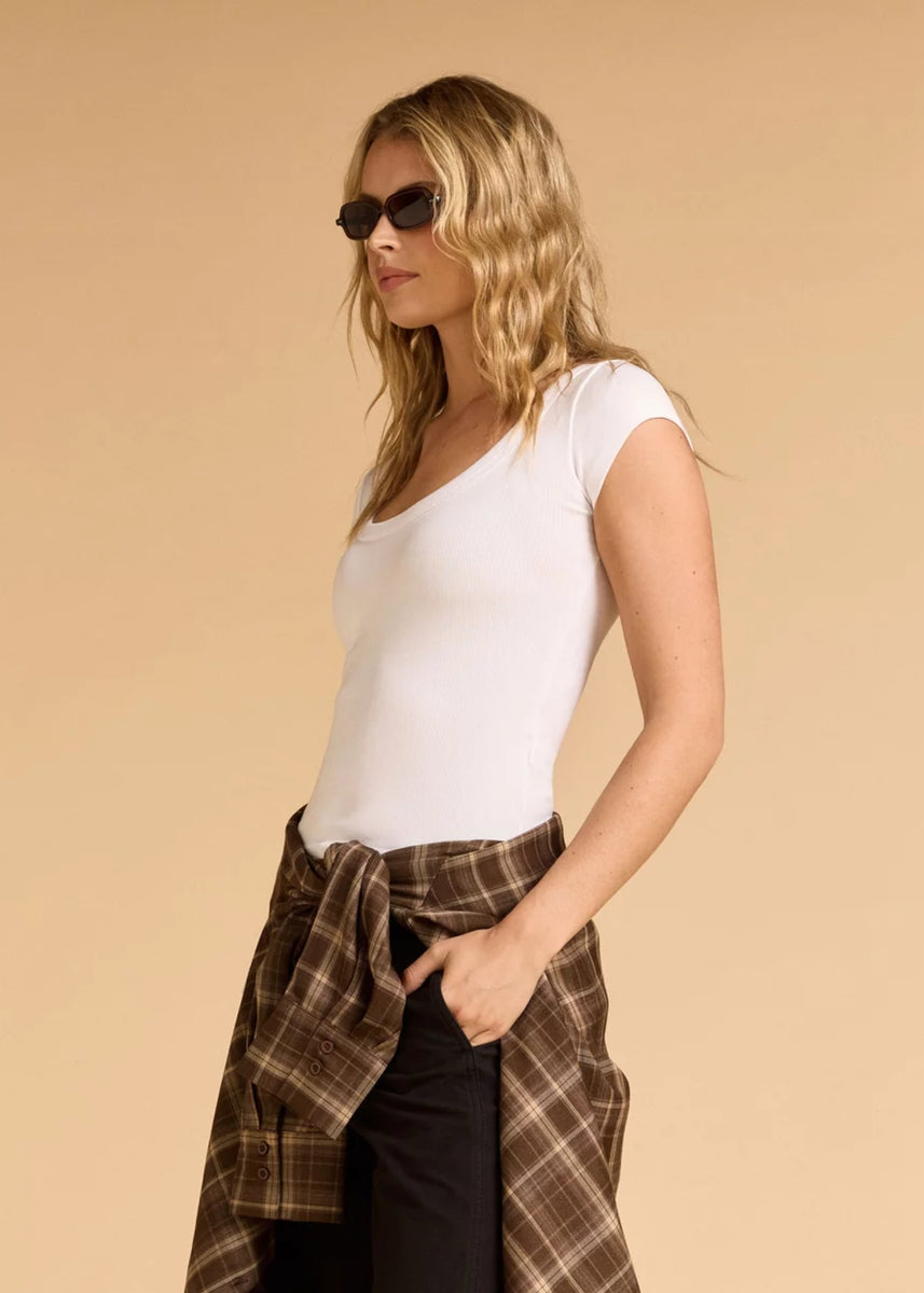 MONA SCOOP NECK TOP