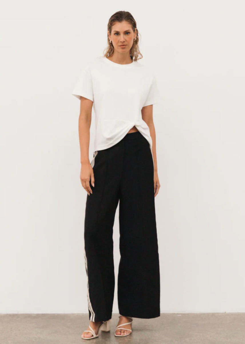 AMY TWISTED BASIC TEE - WHITE