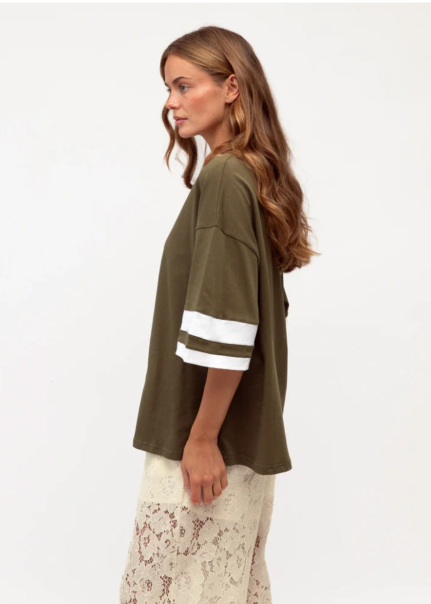 BERKLEY CONTRAST TEE